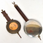 Dois(02) antgos pêndulos para relógio de parede. Meds.: 22 cm; 29 cm.
