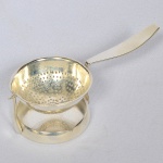 Coador de chá em metal espessurado à prata, manufatura Magna-Prata. Med.: 4,5 x 12,5 x 6 cm.
