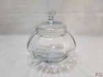 Compoteira com tampa em vidro moldado na forma de moranga. Medindo 20cm de diâmetro de bojo x 16cm de altura sem tampa.