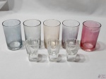 Lote composto de 5 copos de aperitivo em vidro colorido e 3 de shot em vidro moldado.