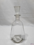 Garrafa licoreira em vidro incolor moldado. Medindo 26,5cm de altura.
