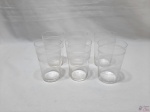 Lote de 6 copos de suco em vidro, sendo 2 tipos de lapidação. Medindo 11cm de altura.