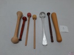 Lote de 7 pistilos, mexedores em materiais diversos. Medindo o maior 19,5cm de comprimento.