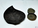 Lote composto de 2 petisqueiras em bronze. Medindo a maior na forma de folha 29,5cm x 20,5cm.