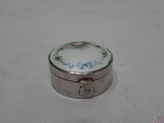 Pequena caixa redonda em prata de lei com tampa esmaltada. Medindo 4cm de diâmetro x 2cm de altura, pesando 20 gramas.