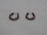Par de brincos em prata de lei. Medindo 1,5cm de comprimento. Pesando 2 gramas.