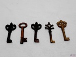 Lote composto de 5 chaves antigas para colecionador. Medindo 6,5cm de comprimento.