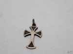 Pingente de crucifixo em prata de lei 950. Medindo 5,5cm x 3,1cm, pesando 10 gramas.