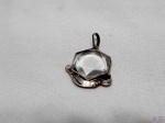 Pingente de cristal com acabamento em prata de lei. Medindo 4cm de comprimento, pesando 8 gramas.