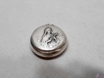 Pequena caixa redonda em prata de lei com imagem de Nossa Senhora, monogramado Lourdinha. Medindo 3cm de diâmetro, pesando 8 gramas.