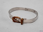 Pulseira na forma de cinto em prata de lei 925. Medindo 6,5cm x 5cm, pesando 36 gramas.