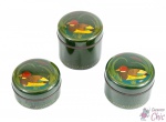 Conjunto de 03 lindas caixas, em metal esmaltado na cor verde, decoradas com gregas na base e nas tampas figuras de PATOS SELVAGENS. Assinadas na base. Med. Diam. 9,5 e alturas 5/7/9 cm.