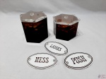 Lote de 2 potes com pot-pourri e 3 placas de porta em metal esmaltado. Medindo a caixa maior 11cm de altura.