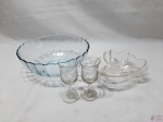 Lote composto de bowl em vidro moldado, petisqueira em vidro moldado e 2 taças de licor em vidro lapidado. Medindo o bowl 23cm de diâmetro x 8,5cm de altura.
