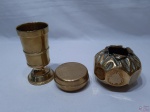 Lote composto de 2 floreiras e 1 caixa em metal dourado. Medindo a floreira maior 15,5cm de altura.