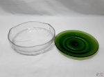 Lote composto de fruteira em vidro jateado e prato de doce em vidro verde. Medindo a fruteira 25cm de diâmetro x 6cm de altura.