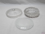 Lote composto de tampa em vidro lapidado, cinzeiro em vidro moldado e visor bolha para relógio em vidro. Medindo a tampa 15,5cm de diâmetro interno x 18cm de diâmetro externo.