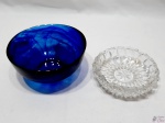 Lote composto de cinzeiro em vidro moldado e bowl em vidro azul. Medindo o bowl 16,5cm de diâmetro x 7cm de altura.