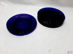 Jogo de 7 pratos rasos em vidro azul cobalto. Medindo 25cm de diâmetro.
