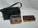 Lote composto de bolsa lateral, necessaire e armação de óculos. Medindo a bolsa 25cm x 16,5cm.
