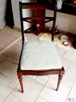 Cadeira em madeira entalhada com assento em palhinha e almofada. Medindo 45cm x 41cm o assento e 89,5cm de altura de encosto.