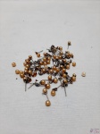 Lote de diversos pares de brincos bolinha pequena.