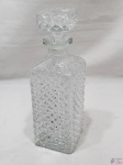 Garrafa. licoreira tijolinho em vidro moldado padrão pontas de diamante. Medindo 25,5cm de altura.