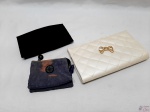 Lote composto de necessaire da Outback, carteira da Kipling (manchado) e carteira feminina branca com lacinho. Medindo a carteira feminina 27cm x 14,5cm.