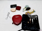 Lote diverso, composto de bolsa porta níquel, pincéis, pente, etc.