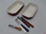Lote composto de 2 travessa retangulares em porcelana e 5 espatulas de pasta.