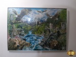 Quebra cabeça montado, emoldurado com vidro frontal. Medindo a moldura em alumínio 98,5cm x 71,5cm. Com um leve trincado no vidro.