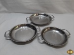 Lote de 3 travessas redondas em aço inox Meridional. Medindo 24cm; 22cm; 19,5cm de diâmetro respectivamente.