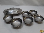 Lote composto de molheira e 6 taças de sobremesa em aço inox. Medindo a molheira 24cm x 16cm x 4cm de altura e as taças 10cm de diâmetro x 4,5cm de altura.