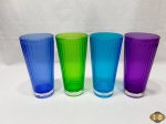 Lote de 4 grandes copos em plástico colorido duro importado, capacidade 500ml. Medindo 20,5cm de altura x 10,5cm de diâmetro de boca.