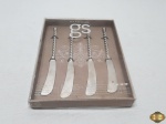 Jogo com 4 espatulas de pasta em aço inox com pega torcida. Medindo 17,5cm de comprimento.