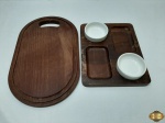 Lote composto de tabua para corte de carne em madeira e petisqueira em madeira com 2 recipientes para pasta em porcelana. Medindo a tabua 36,5cm x 21,5cm.