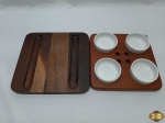 Lote composto de tabua em madeira e petisqueira em madeira com 4 recipientes em porcelana. Medindo a tabua 25cm x 25cm.