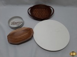 Lote diverso, composto de bandeja para bolo, cesta pequena em madeira, petisqueira em madeira e petisqueira em porcelana. Medindo a bandeja de bolo 29,5cm de diâmetro.