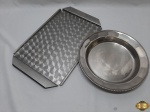 Lote composto de bandeja retangular e travessa redonda em aço inox. Medindo a bandeja 46cm x 28,5cm.