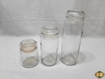 Lote de 3 potes em vidro incolor com tampa hermética. Medindo o maior 26,5cm de altura x 9cm de diâmetro.