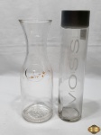 Lote composto de jarra em vidro incolor e garrafa em vidro da Voss. Medindo a garrafa 29,5cm de altura.