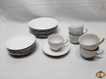 Jogo de 5 xícaras de chá com 6 pires e 6 pratos de bolo em porcelana branca com relevos.