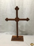 Grande crucifixo com base em madeira. Medindo 50cm de altura x 33cm de largura.