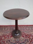 Mesa de canto alta com tampo redondo em madeira nobre. restaurada. Medidas: 78 cm altura, 48 cm de diâmetro ( retirada das peças em Petrópolis correas ).