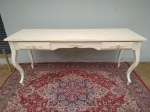 Lindo aparador com puxadores decorado em rosas, com patina branca em madeira nobre.2 gavetas. bom estado. Medidas: 82 cm de altura, 60 cm de profundidade e 190 cm de comprimento. (Retirada das peças em Petrópolis, -Correas ).