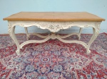 Mesa de centro Luis XV com patina envelhecida em branco com dourado, madeira nobre ,tampo claro. restaurada. Medidas: 52 cm altura, 60 de profundidade, 112 cm de comprimento. ( retirada das peças em Petrópolis, correas )