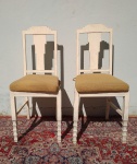 Par de cadeiras com patina branca. Medidas: 90 cm de altura, acento 40x40. ( retirada das peças em Petrópolis correas )