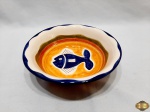 Travessa redonda funda, bowl em porcelana Luis Salvador com pintura de peixe. Medindo 20cm de diâmetro x 6cm de altura.