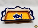 Travessa retangular funda em porcelana Luis Salvador com pintura de peixe. Medindo 34,5cm x 21cm x 11cm de altura.