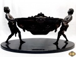 Navete, centro de mesa com base em mármore e esculturas em bronze. Medindo a base 60cm x 27cm x 30,5cm de altura total, pesando 17,5 kg. PEÇA NÃO PODE IR PELOS CORREIOS DEVIDO AO PESO E MEDIDAS.